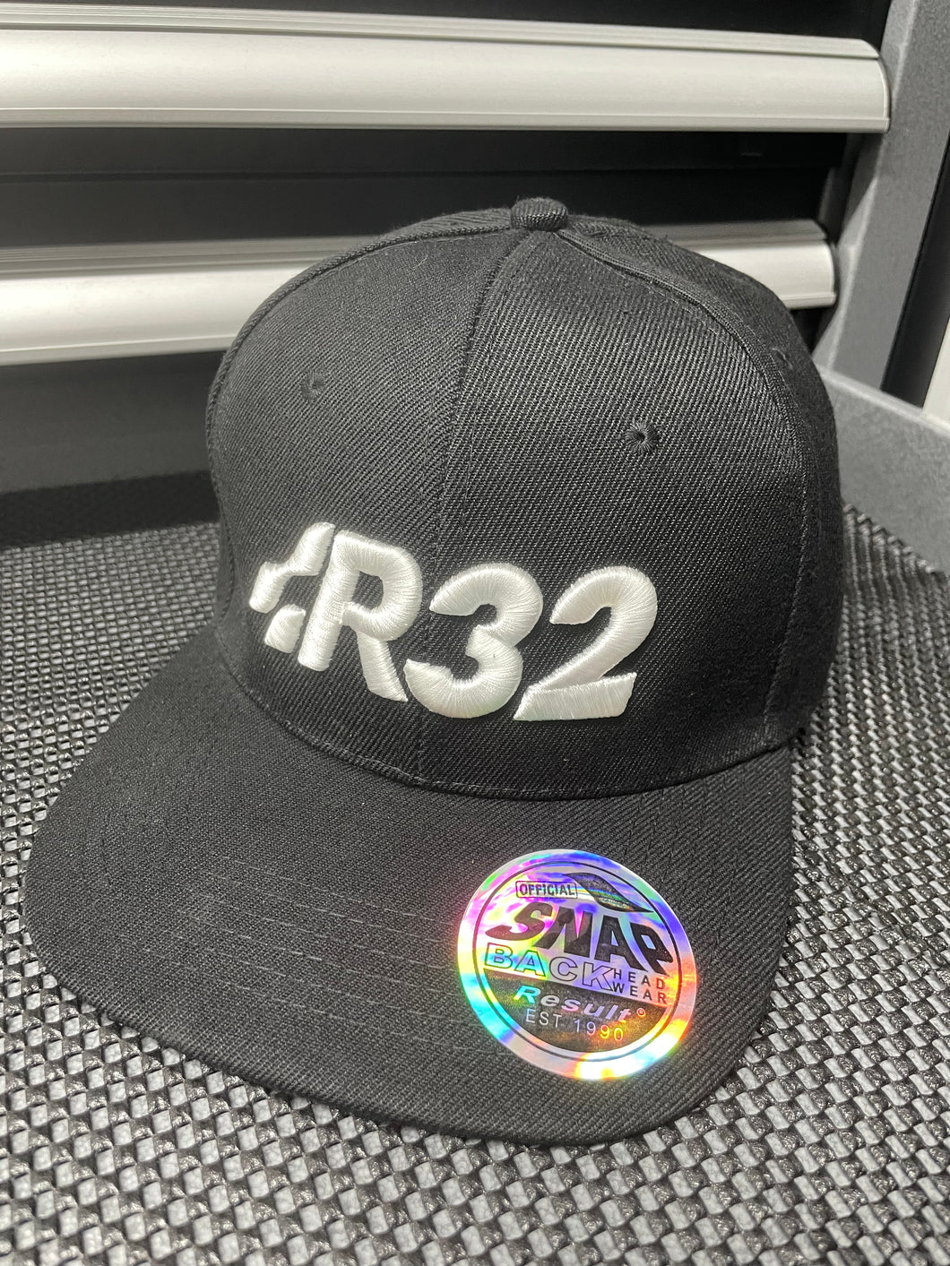 R32 3D EMBROIDERED FLAT PEAK SNAPBACK